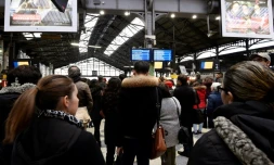 Des usagers patientent Gare Saint- Lazare un jour de grève à Paris le 26 avril 2016