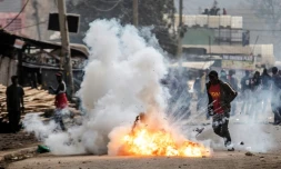 La police tire des gaz lacrymogènes sur des manifestant à Nairobi, le 12 juillet 2023 au Kenya
