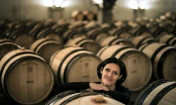 Ludivine Griveau le 29 octobre 2015 au milieu des tonneaux dans une cave des Hospices de Beaune
