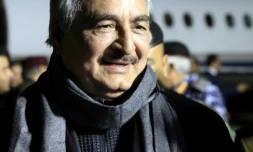 L'homme fort de l'est libyen Khalifa Haftar, le 3 décembre 2016 à l'aéroport d'Al-Kharouba au sud de la ville d'al-Marj à environ 80 km de Benghazi