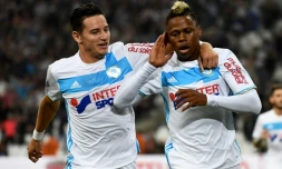 Clinton Njie (d) buteur pour l'OM, félicité par son coéquipier Florian Thauvin face à Nantes, le 25 septembre 2016 au Vélodrome