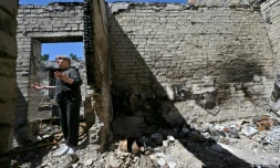 Zoïa Potapova, retraitée, dans les décombres de sa maison détruite, le 3 juin 2022 à Gorenka, près de Kiev, en Ukraine