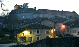 Le village de Solignac, en Haute-Vienne, avec son abbaye en arriĂšre-plan, le 21 mars 2024