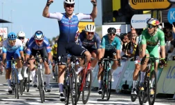 Le Néerlandais Fabio Jakobsen (g) remporte au sprint la 2e étape du Tour de France devant le Belge Wout Van Aert (d), le 2 juillet 2022 à Nyborg (Danemark)