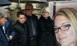 Jonathann Daval, (2em à partir de G), le père et la mère Jean-Pierre et Isabelle Fouillot d'Alexia devant son portrait lors de ses obsèques, à Gray le 8 novembre 2017