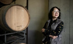 La propriétaire du château des Chapelains, Zhang Rong, à l'entrée des caves de sa propriété de Saint-André-et-Appelles, en Gironde, le 26 septembre 2024