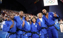 L'équipe de France de judo pose avec sa médaille d'or de l'épreuve mixte, lors des JO de Paris, le 3 août 2024
