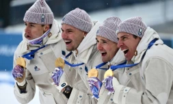 Les Français Eric Perrot, Emilien Jacquelin, Fabien Claude et Quentin Fillon Maillet (de gauche à droite) avec leurs médailles d'or de champions olympiques de relais le 17 février 2026 à Anterselva