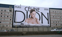 Un panneau publicitaire de la chanteuse canadienne Céline Dion annonçant les dates de ses prochains concerts à Paris, à la Porte de Saint-Ouen, dans le nord de Paris, le 31 mars 2026