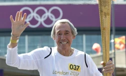 L'ex-gardien de l'équipe d'Angleterre Gordon Banks porte la flamme olympique au stade de Wembley à Londres, le 25 juillet 2012