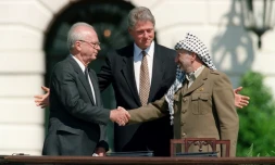 Le président américain Bill Clinton entre le Premier ministre palestinien Yitzak Rabin (G) le chef de l'autorité palestinienne, Yasser Arafat à la Maison blanche à Washington le 13 septembre 1993 lors des accords d'Oslo.