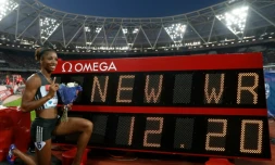 L'Américaine Kendra Harrison aprÚs avoir battu le record du monde du 100 m haies en 12.20, le 22 juillet 2016 à Londres