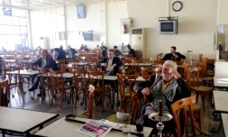 Retour au calme dans un cafĂ© de Damas le 27 fĂ©vrier 2016, au premier jour d'une trĂȘve entre les forces du rĂ©gime et les rebelles