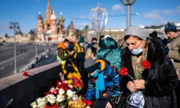 Devant le mémorial en mémoire de l'opposant Boris Nemtsov, dans le centre de Moscou, pour le 6Úme anniversaire de son assassinat, le 27 février 2021