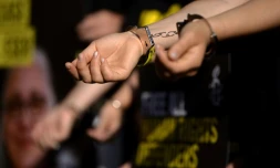 Des militants d'Amnesty international protestent contre des arrestations de leurs membres en Turquie à Rome le 20 juillet 2017