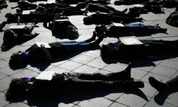 Des femmes participent à un "die-in" le 16 octobre 2021 à  Paris pour dénoncer 
"les défaillances de l'Etat et du système juridique" dans la prise en charge des 
affaires de violences conjugales et de féminicides