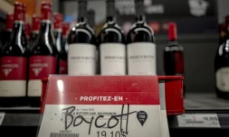 Un graffiti appelant au boycott d’un vin américain dans un magasin d’alcool à Montréal, au Canada, le 3 février 2025