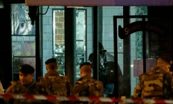 La police scientifique au Belle Equipe cafe, rue de Charonne, où a eu lieu un des attentats le 14 novembre 2015