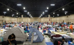 Des personnes rassemblées dans un centre d'accueil, le 8 septembre 2017 à Miami, en Floride