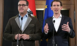 Le prĂ©sident du Parti de la libertĂ© d'Autriche (FPĂ), Heinz-Christian Strache et le conservateur Sebastian Kurz (D) donnent une confĂ©rence de presse Ă Vienne le 15 dĂ©cembre 2017