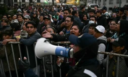 Des habitants protestent contre la pénurie de poulet due aux barrages routiers, à La Paz, le 3 juin 2026