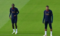 Les attaquants du PSG Ousmane Dembélé et Kylian Mbappé, lors d'un entraßnement du PSG, le 18 août 2023 à Poissy