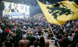 Des sympathisants du parti d'extrême droite flamand Vlaams Belang lors d'un meeting, le 2 juin 2024 à Anvers