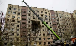 Photo prise par l'administration militaire régionale de Dnipropetrovsk le 8 novembre 2025, aprÚs une attaque russe sur un immeuble résidentiel à Dnipro, en Ukraine