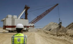 Du phosphate est extrait puis acheminé vers une zone de stockage dans la mine de phosphate à ciel ouvert de Sidi Chennane,  près de Khouribga, dans l'ouest du Maroc, le 30 juin 2026 