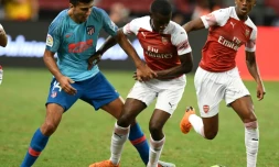 Le joueur de l'Atletico Madrid Rodri (g) à la lutte avec Eddie Nketiah (c), d'Arsenal, lors d'un match amical (international Champions cup) joué le 26 juillet 2018 à Singapour