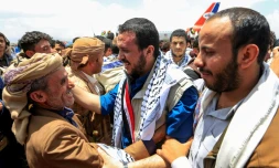 Un homme âgé embrasse l'un des prisonniers Houthis libérés dans le cadre d'un accord d'échange, à son arrivée à l'aéroport de Sanaa, le 14 avril 2023 au Yémen