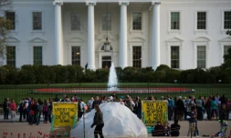 La tente de militants antinucléaires, installée devant la Maison Blanche à Washington depuis 1981, le 30 mars 2016