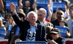 Le démocrate Bernie Sanders et l'acteur américain Danny DeVito, à Brooklyn, à New York, aux Etats-Unis, le 17 avril 2016
