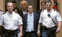 Nicolas Bonnemaison (C) et son avocat Benoît Ducos-Ader à l'issue de son procès le 25 juin 2014 à Pau