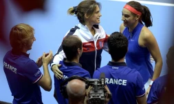 Amélie Mauresmo (g), capitaine de l'équipe de France de Fed Cup, félicite Caroline Garcia lors de la finale face à la République tchèque, le 13 novembre 2016 à Strasbourg  