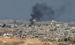 Une photo prise depuis la frontière israélienne avec la bande de Gaza montre de la fumée s'élèvant sur le site de bombardements israéliens sur le territoire palestinien dévasté, le 16 septembre 2025