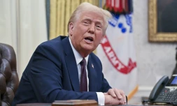 Le président américain Donald Trump s'adresse aux médias dans le Bureau ovale de la Maison Blanche, le 23 janvier 2025 à Washington