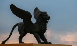 Statue du lion ailée, symbole de Venise, près du palais du festival de la Mostra, le 31 août 2021 à Venise