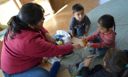 Une enseignante de l'école Star transmet en dialecte Navajo des techniques traditionnelles de tissage