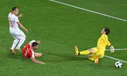 Xherdan Shaqiri met au tapis la défense de la Serbie en marquant le but de la victoire suisse, dans le grouope E du Mondial, à Kaliningrad, le 22 juin 2018