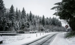 Des voitures sur l'autoroute A89 près de Thiers, dans le Puy-de-Dôme, le 10 janvier 2026
