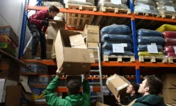 Des bénévoles dans un entrepÎt de la banlieue de Lviv (ouest de l'Ukraine), le 15 avril 2022