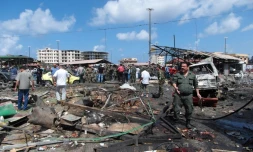 Des Syriens sur le site de plusieurs bombardements à Jableh le 23 mai 2016