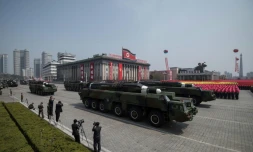 Photo fournie le 15 avril 2017 par l'agence nord-coréenne Kcna montrant des missiles lors d'un défilé militaire à Pyongyang