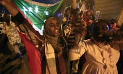 Des manifestants soudanais à Khartoum célÚbrent le 15 mai 2019 à l'aube un accord trouvé entre les militaires au pouvoir et les meneurs de la conbtestation sur la gestion de la transition