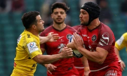 L'arrière rochelais Brice Dulin tente de stopper le flanker toulousain Francois Cros, lors de la finale de la Coupe d'Europe des Champions, le 22 mai 2021 au stade de Twickenham à Londres
