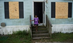 Un garçon évacuant son mobil-home avant l'arrivée de l'ouragan Florence à Wilmington en Caroline du Nord le 12 septembre 2018 