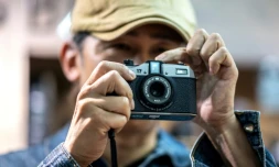 Le designer Takeo Suzuki, concepteur du Pentax 17, présente le nouvel appareil photo, au Pentax Club House, le 28 juin 2024 à Tokyo