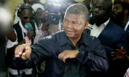 Le candidat du MPLA, le parti au pouvoir en Angola, Joao Lourenço, montre son index après avoir voté à Luanda le 23 aout 2017