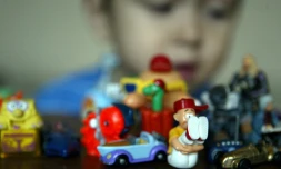 Des jouets d'oeufs Kinder Surprise du chocolatier Ferrero, le 15 avril 2004 à Francfort.